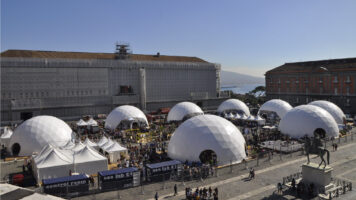 Fotografia di PIazza del Plebiscito a Napoli durante la manifestazione Futuro Remoto 2016