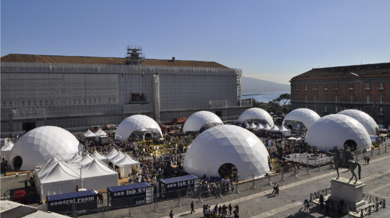 Fotografia di PIazza del Plebiscito a Napoli durante la manifestazione Futuro Remoto 2016