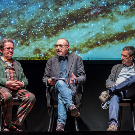 philippe daverio, Marco Cattaneo e Fernando Ferroni discutono su un palco