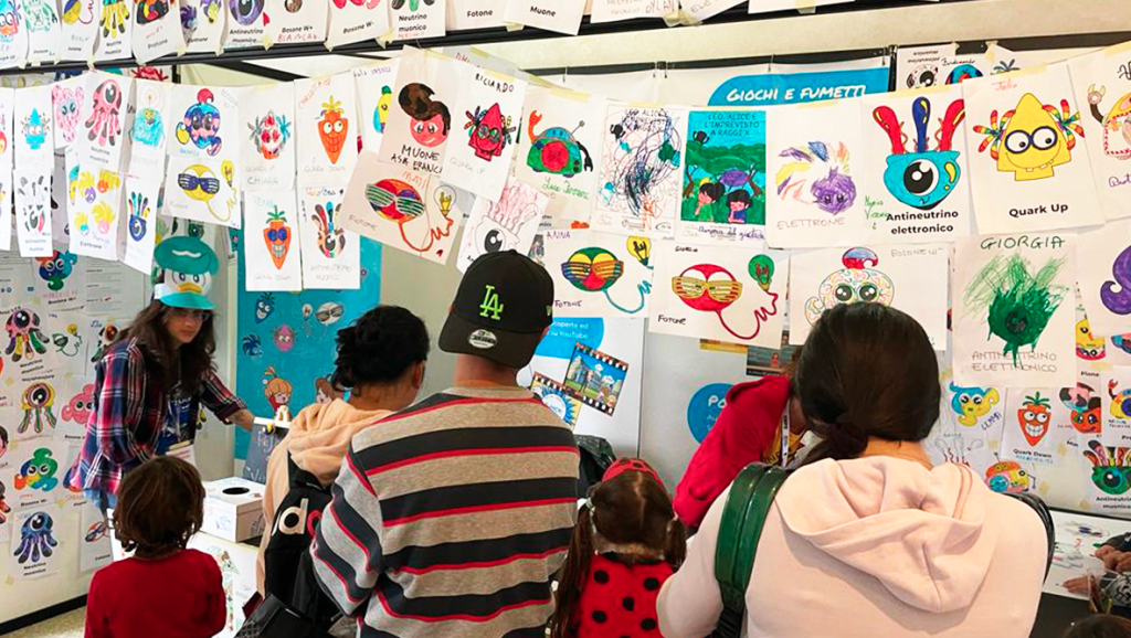 stand di INFN Kids al Lucca Comics con tanti disegni dei bambini