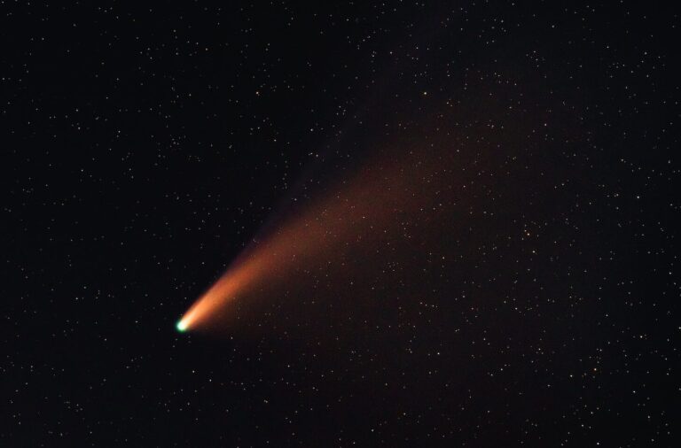 un segno rosso di cometa su un cielo stellato nero