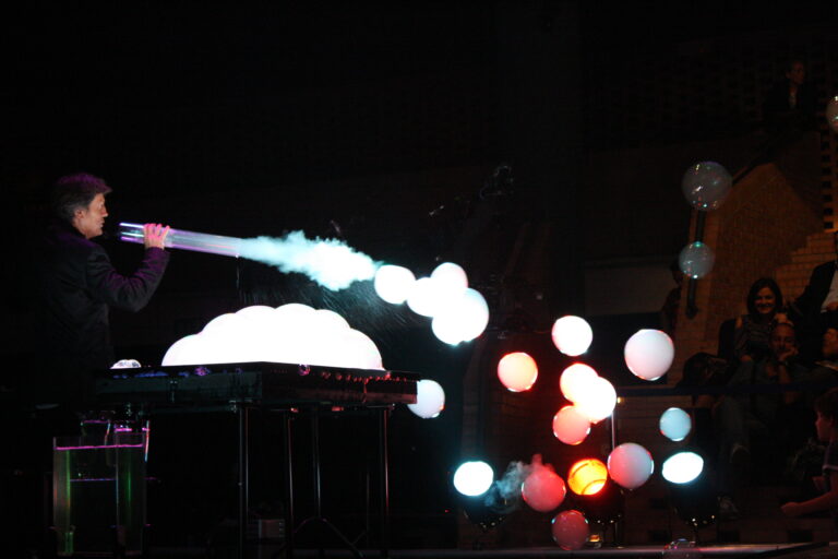 Una foto dello spettacolo "Quello che non so" con il mago delle bolle Marco Zoppi che produce un flusso di bolle di sapone
