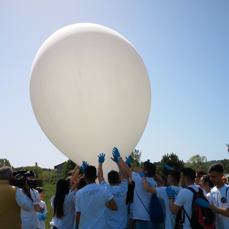 studenti durante il lancio di un pallone aerostatico per misure di raggi cosmici in alta quota