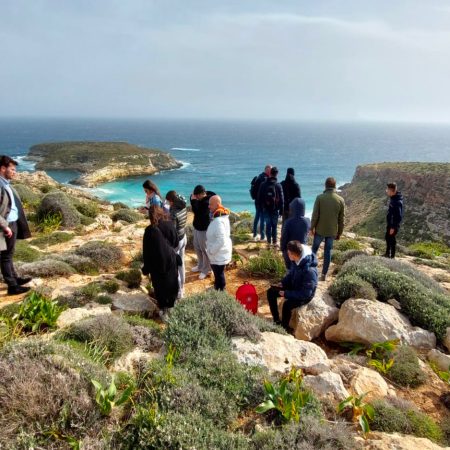 studenti del progetto isoradiolab prendono i dati sull'isola di Lampedusa