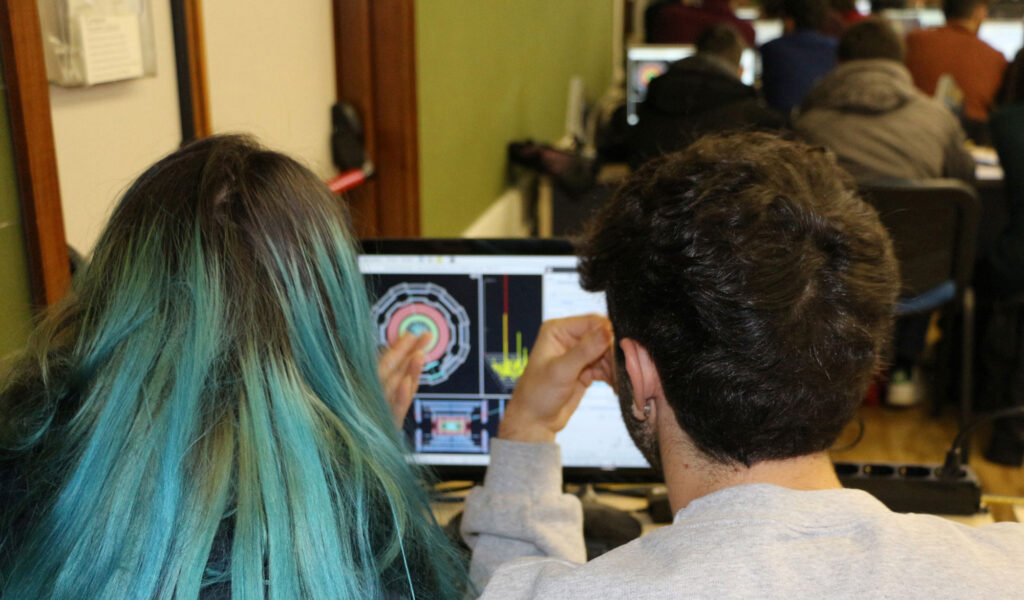 due studenti fanno una simulazione al computer