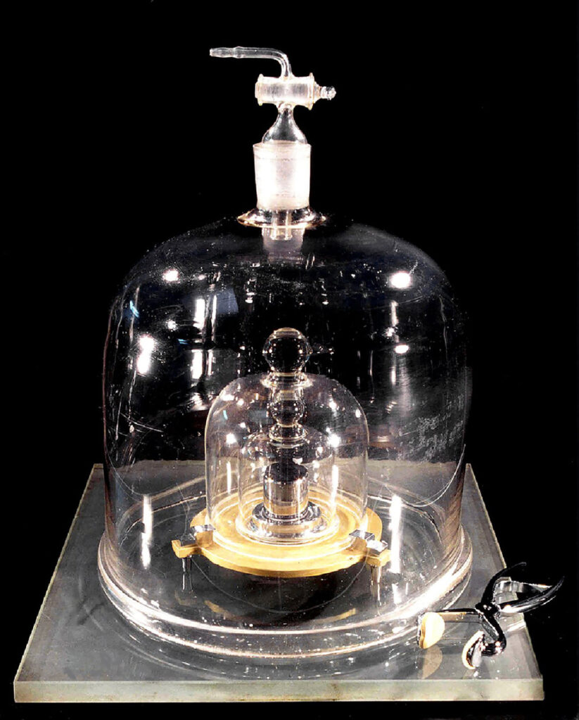 Un piccolo cilindro metallico custodito sotto una serie di campane di vetro