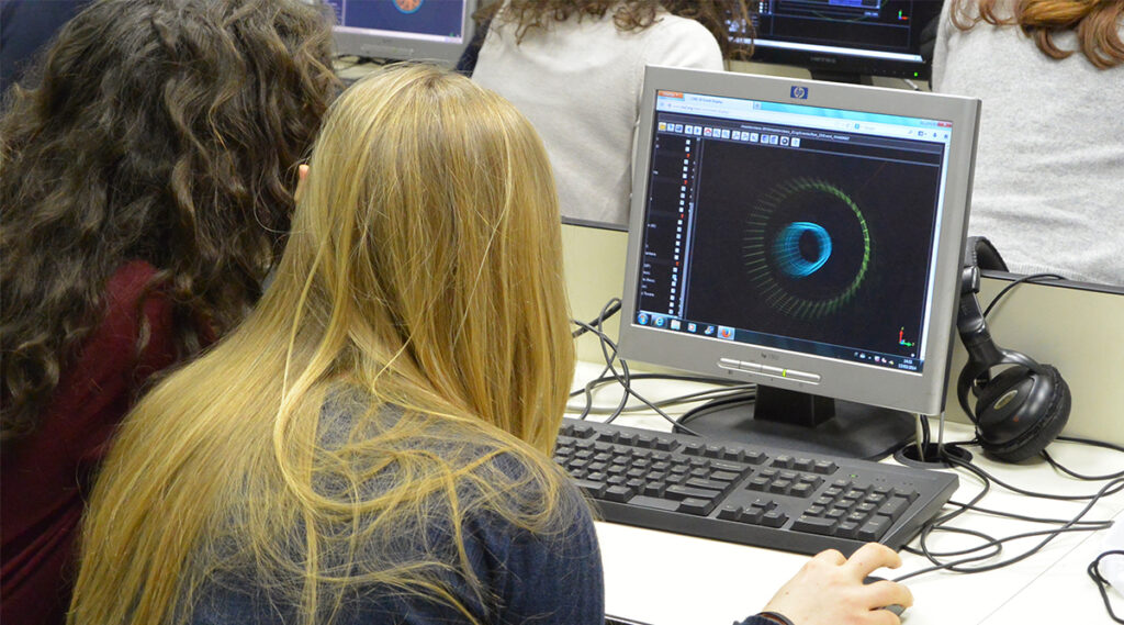 due studentesse guardano un esercizio al computer durante le masterclass in fisica delle particelle