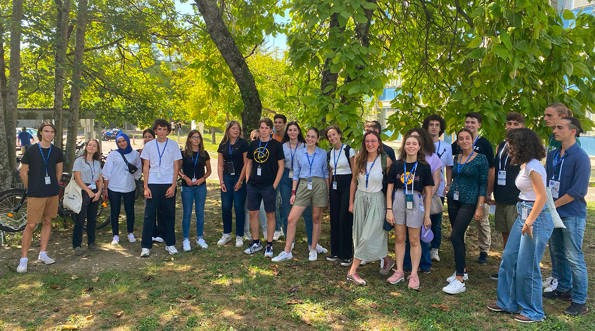 Foto di gruppo degli studenti e delle studentesse al master su arte e scienza al Cern
