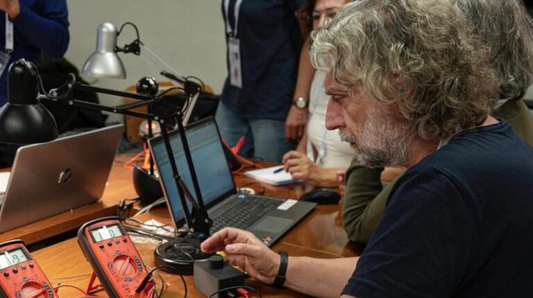 Docente durante un esperimento