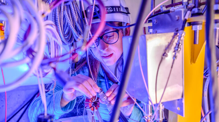 scienziata in laboratorio