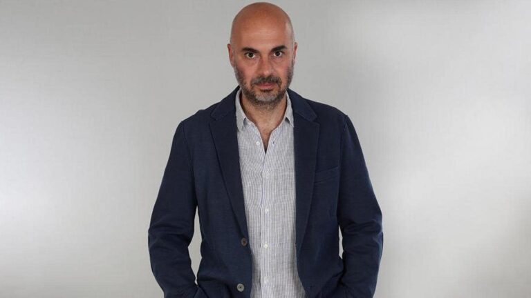 Il giornalista Edoardo Camurri con indosso una giacca scura e una camicia chiara