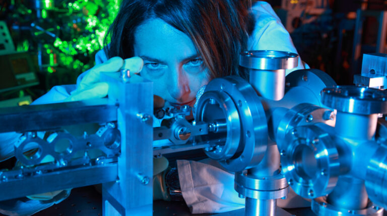 scienziata al lavoro