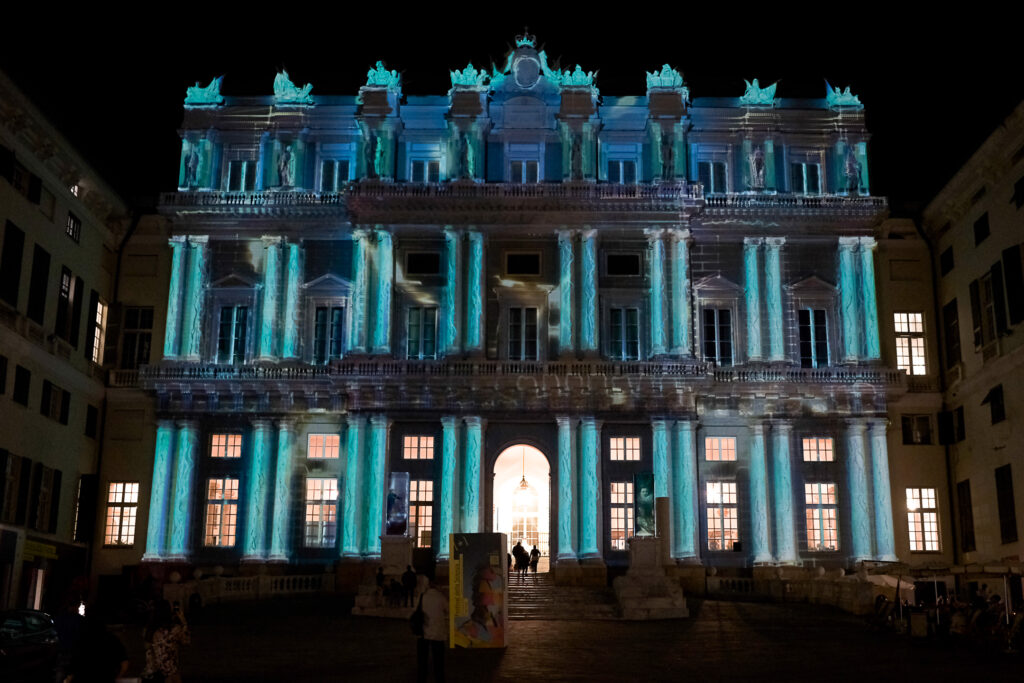 Un momento del videomapping Forme e colori di una scoperta su Palazzo Ducale a Genova