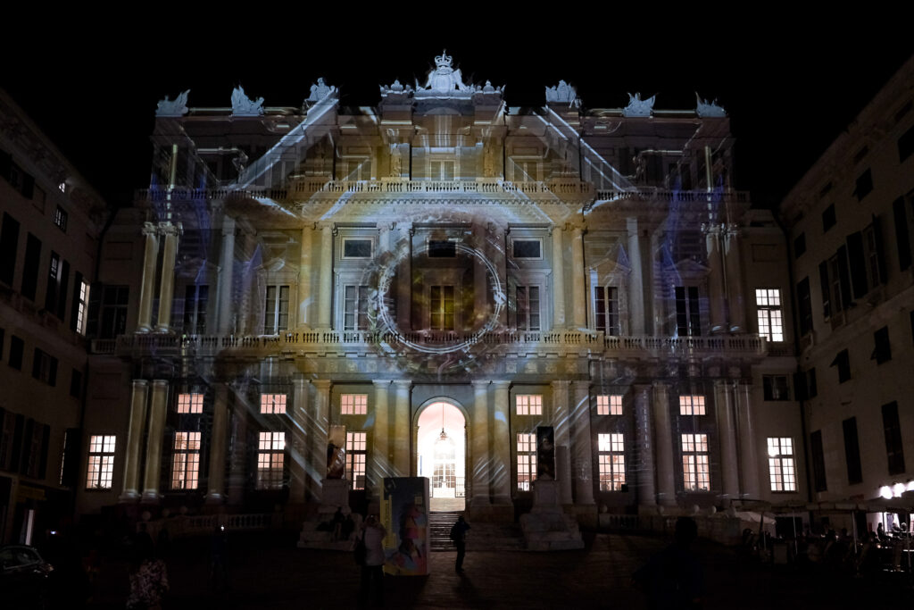 Un momento del videomapping Forme e colori di una scoperta su Palazzo Ducale a Genova. Credits: Festival della Scienza