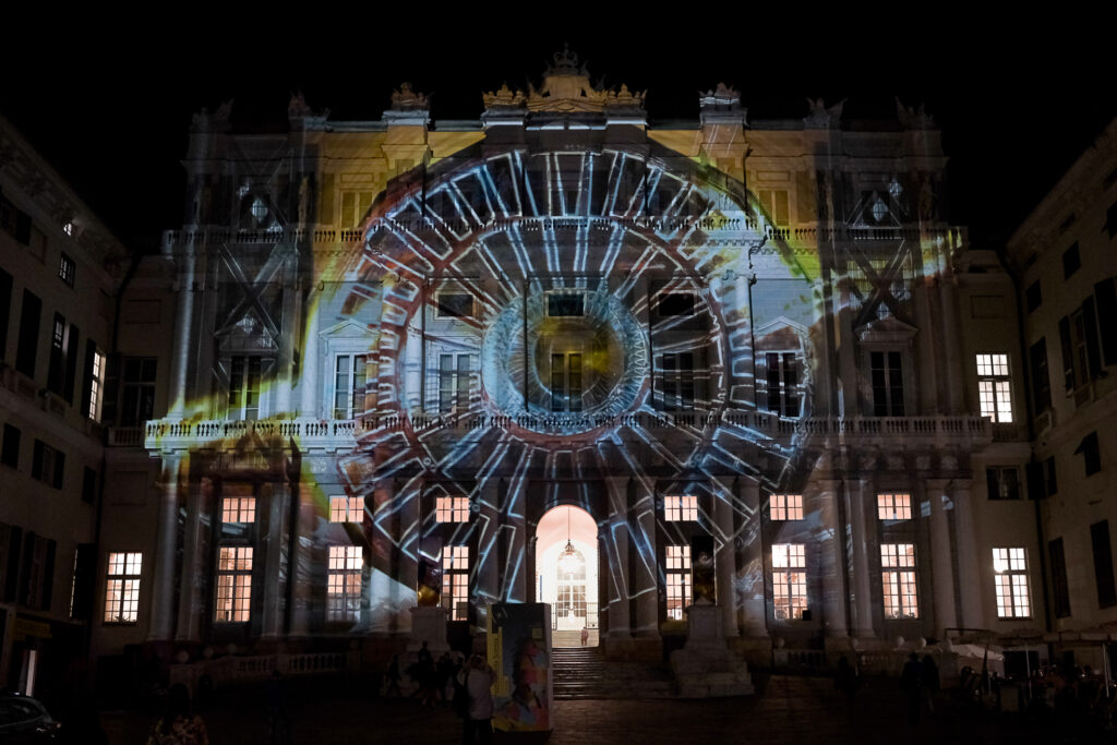 Un momento del videomapping Forme e colori di una scoperta su Palazzo Ducale a Genova