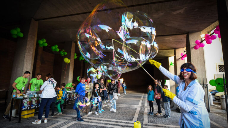 bolle di sapone giganti alla notte delle ricercatrici e dei ricercatori
