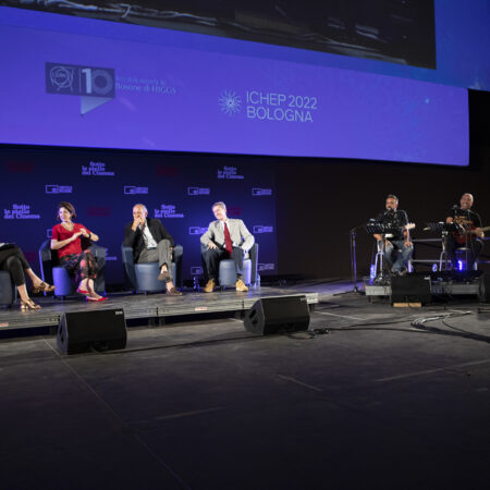 Ospiti e musicisti sul palco dello spettacolo