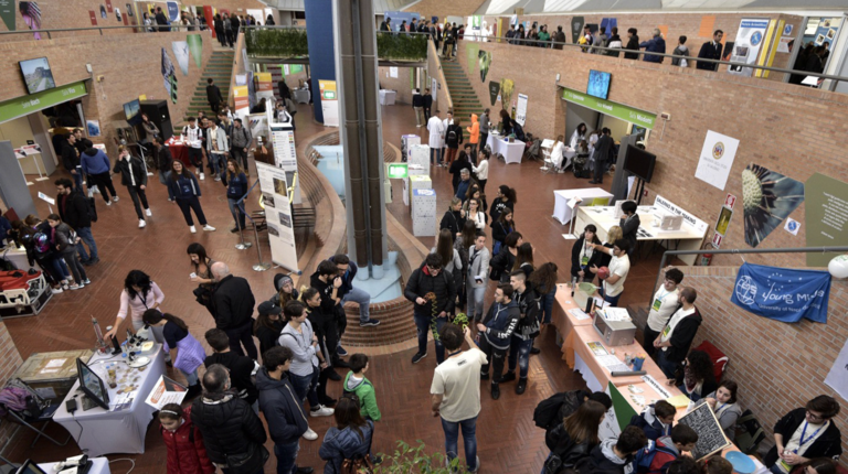 docenti e studenti al festival ScienceOnStage a Città della scienza a Napoli