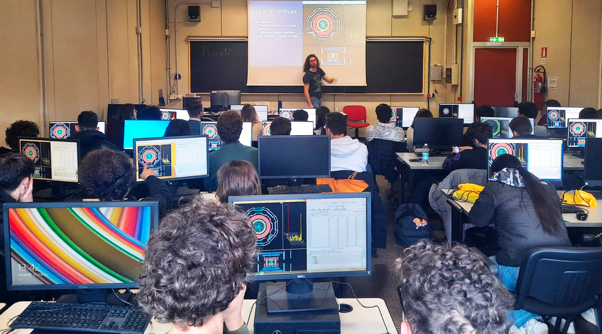 studenti durante una masterclass di fisica delle particelle