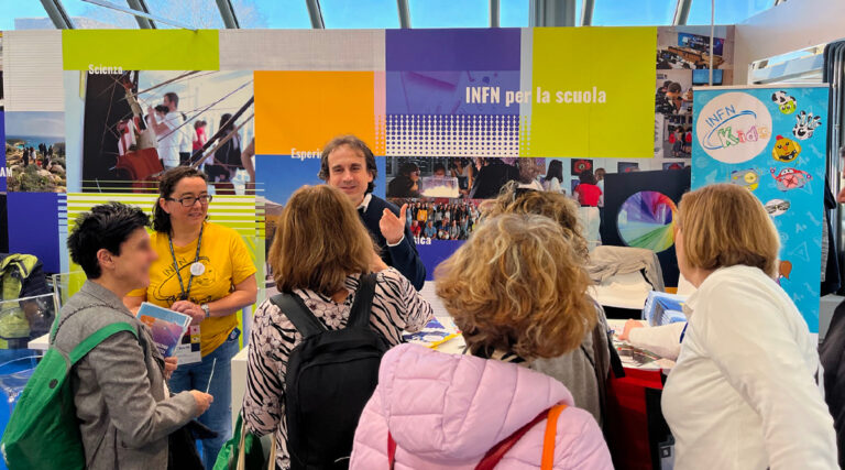 stand dell'INFN a didacta per presentare i progetti per la scuola