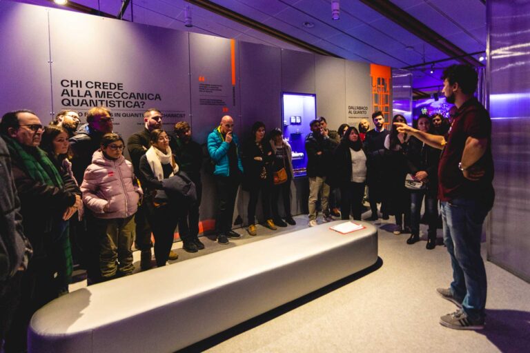 Persone durante la visita guidata alla mostra per l'inaugurazione. Credit: Michele Purin