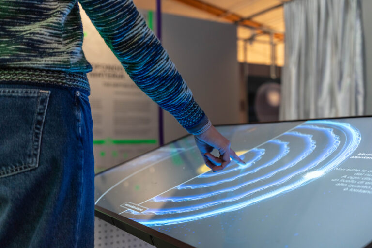 Installazione multimediale interattiva sull'atomo di Bohr. Credit: Matteo De Stefano
