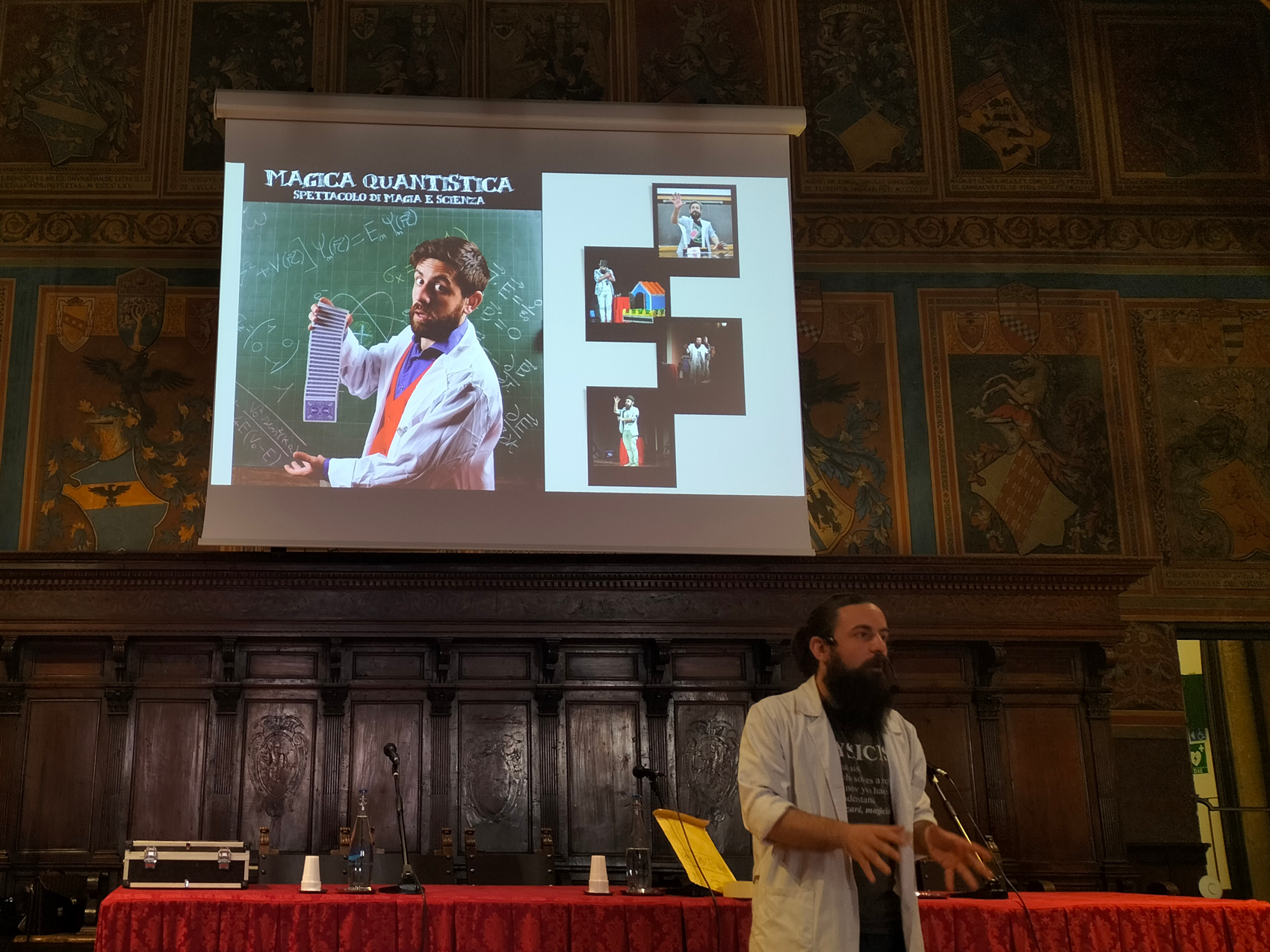 Raffaele Silvani durante lo spettacolo Magica Quantistica nell'ambito del progetto INFN Art&Science Across Italy