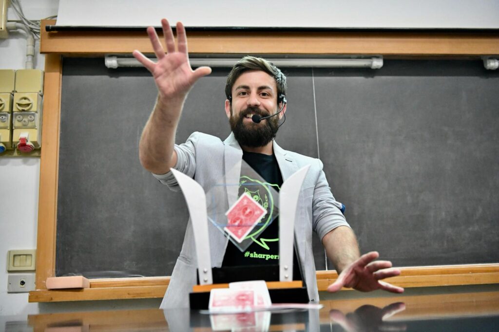 Raffaele Silvani, fisico e prestigiatore, durante uno spettacolo sulla fisica quantistica