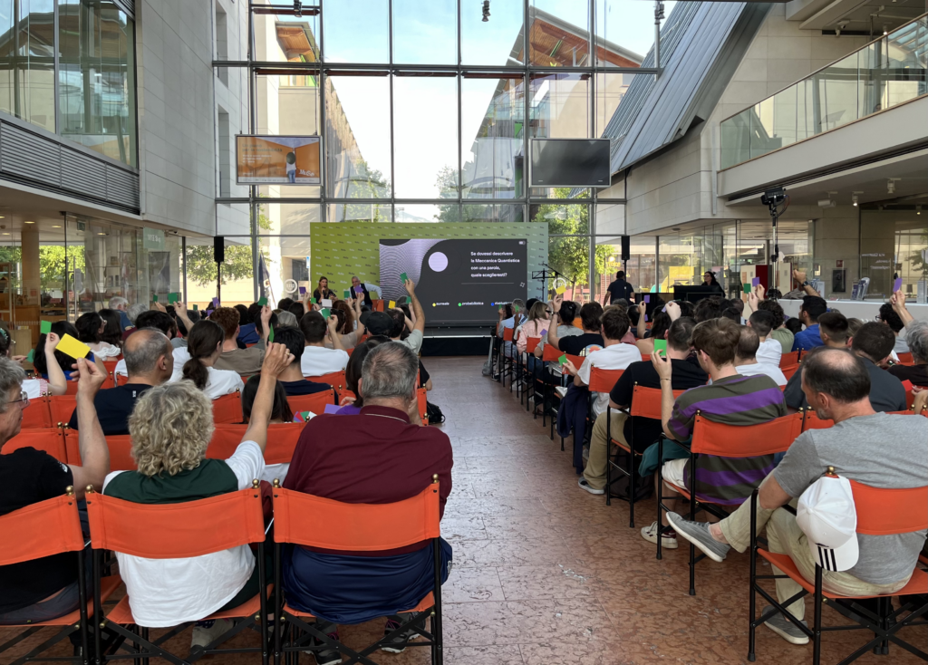 Foto dei di una domanda al pubblico durante l'evento L'Universo in un quanto