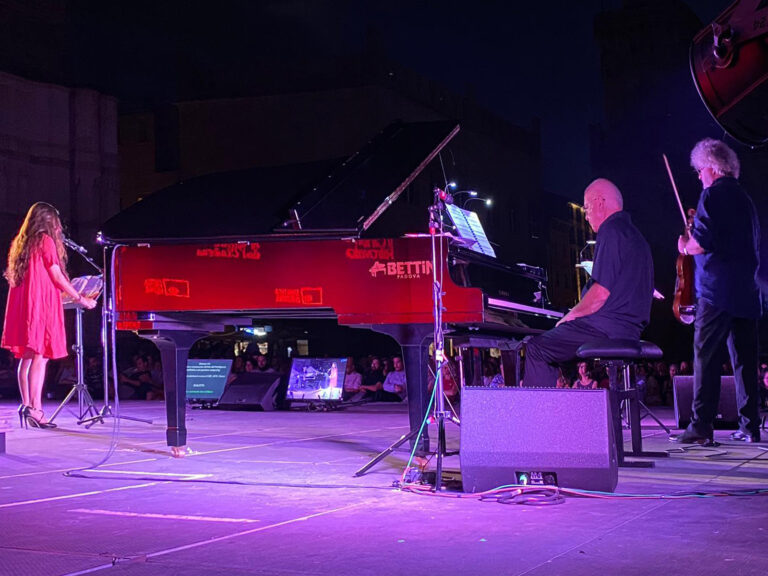 I musicisti Danilo Rossi e Stefano Bezziccheri durante il reading di Bianca Mastromonaco