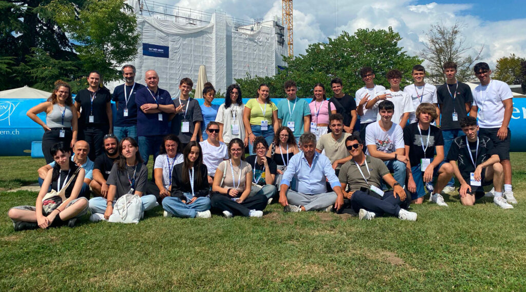 foto di gruppo con gli studenti e le studentesse di Art&Science al CERN