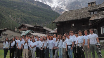 foto di gruppo degli studenti e delle studentesse a Macugnana per la Summer School di RadioLab