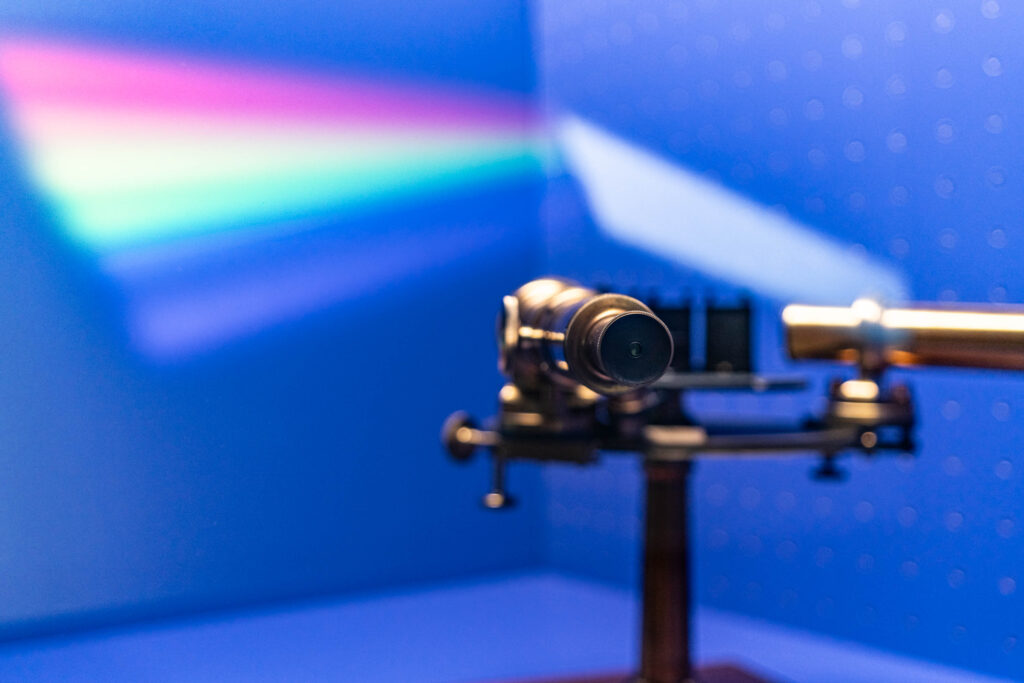 spettroscopio esposto alla mostra "Quanto la rivoluzione in un salto" con riflesso di un arcobaleno