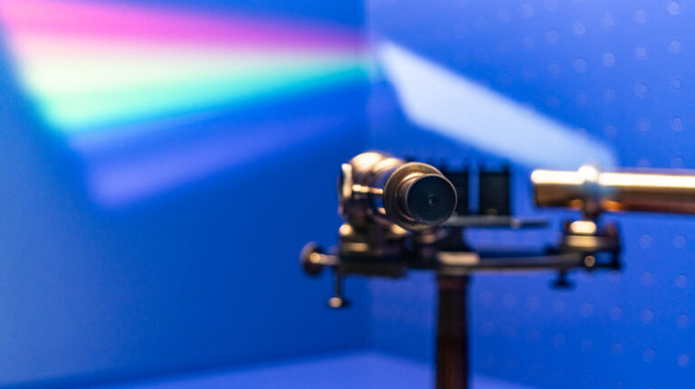 spettroscopio esposto alla mostra "Quanto la rivoluzione in un salto" con riflesso di un arcobaleno