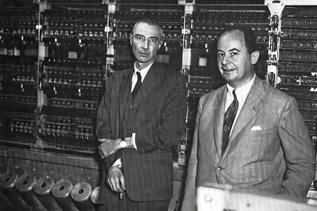 Oppenheimer e von Neumann a Los Alamos fotografati da Alan Richards (courtesy of AIP Emilio Segrè Visual Archives)