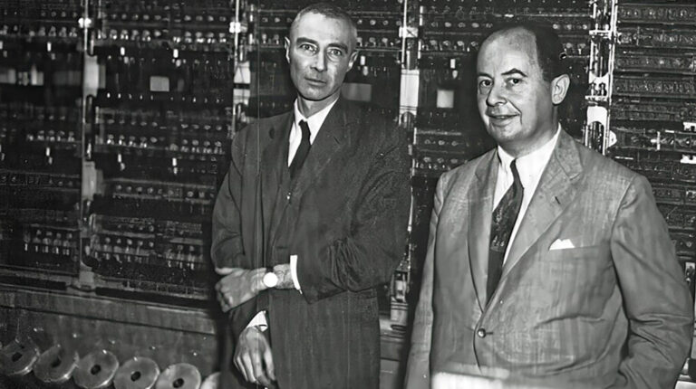 Oppenheimer e von Neumann a Los Alamos fotografati da Alan Richards (courtesy of AIP Emilio Segrè Visual Archives)