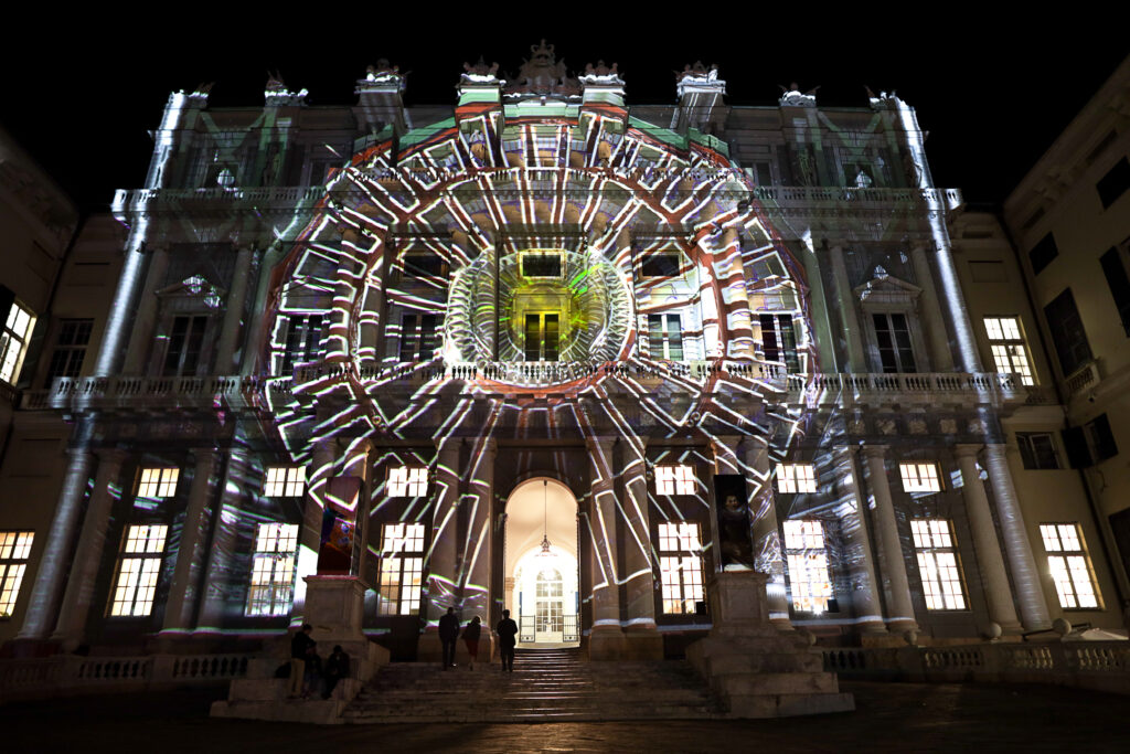 Un momento del videomapping Forme e colori di una scoperta su Palazzo Ducale a Genova