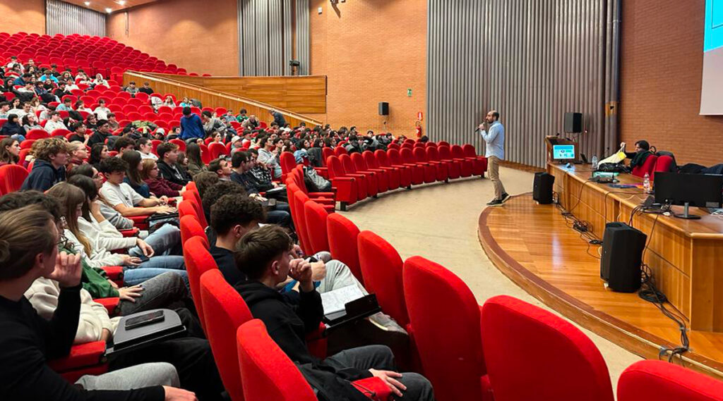 Studentesse e studenti durante la masterclass di Darkside