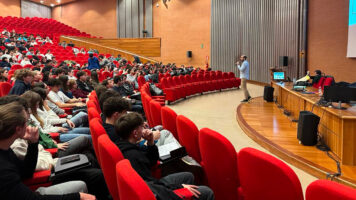 Studentesse e studenti durante la masterclass di Darkside