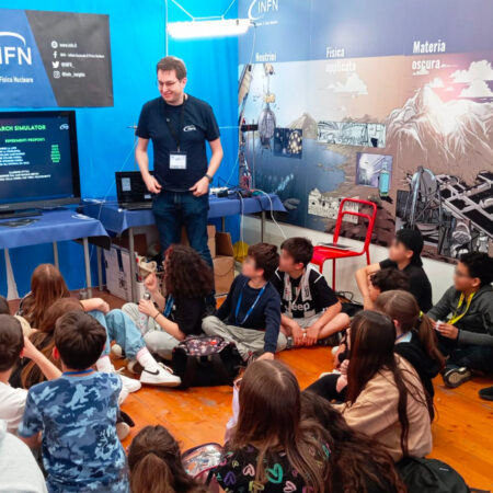 Una classe allo stand INFN durante una partita di Research Simulator alla fiera PLAY 2024