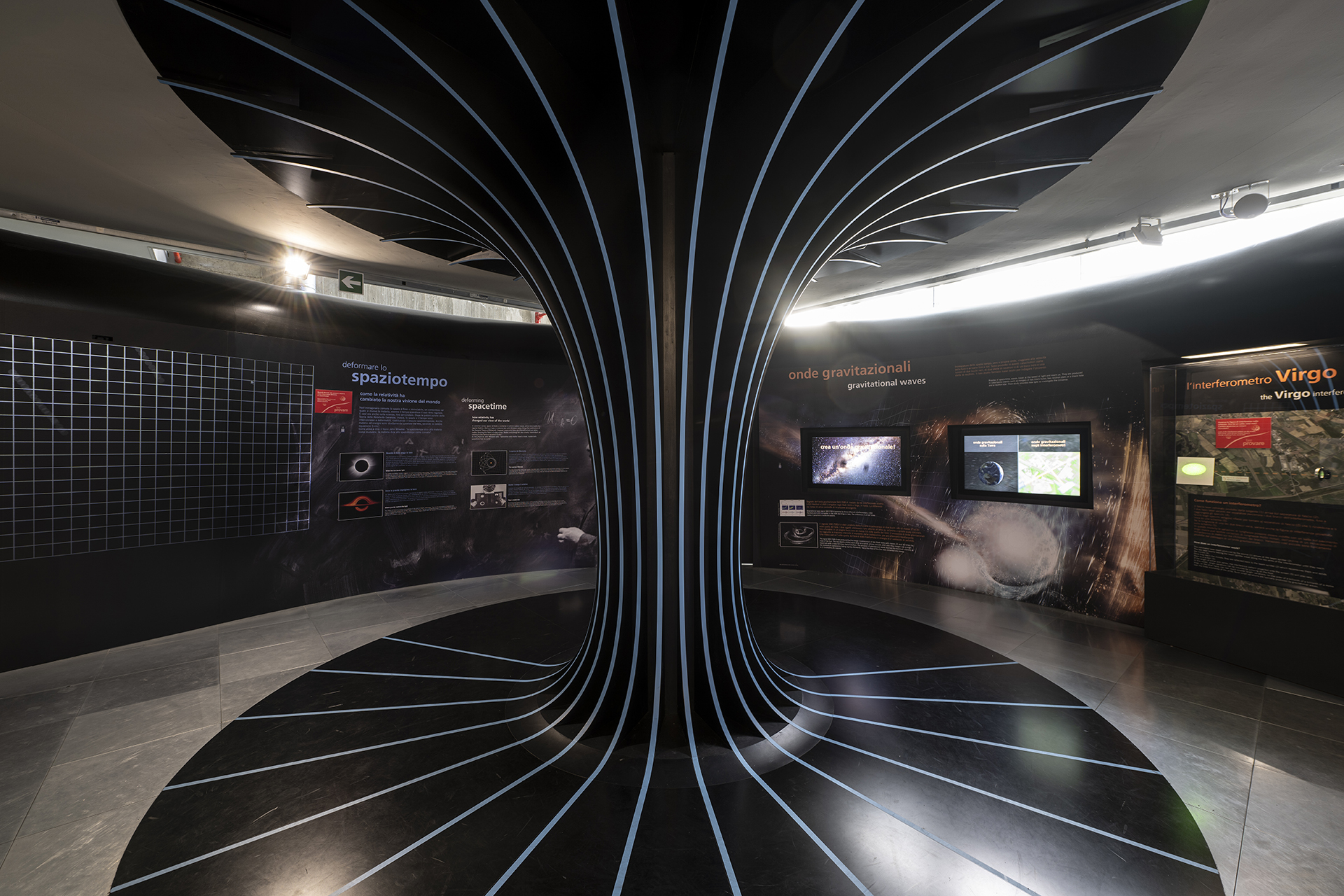 Panoramica nuovo spazio del museo infinito. Una struttura centrale ricorda un wormhole e intorno ci sono installazioni multimediali sullo spaziotempo