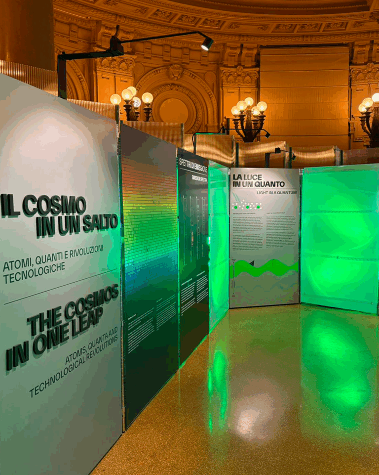 Allestimento della mostra sulla meccanica quantistica al festival di Genova 2025