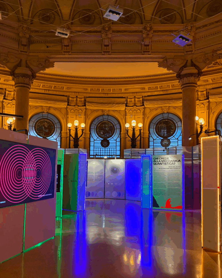 Allestimento della mostra sulla meccanica quantistica al festival di Genova 2025