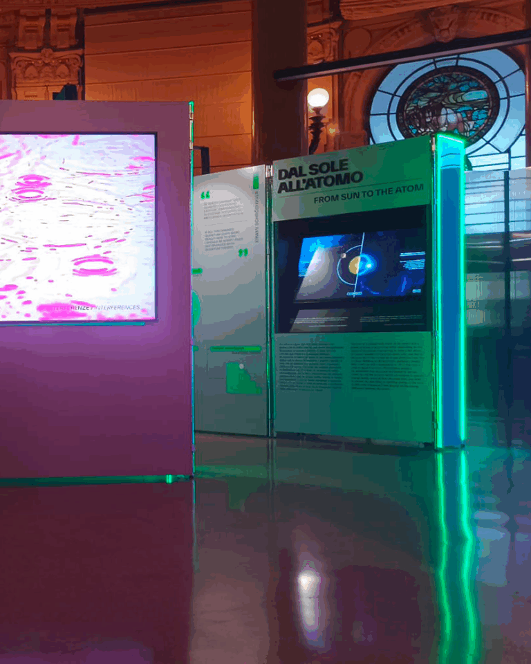 Allestimento della mostra sulla meccanica quantistica al festival di Genova 2025