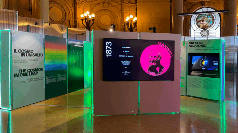 Allestimento della mostra sulla meccanica quantistica al festival di genova 2025