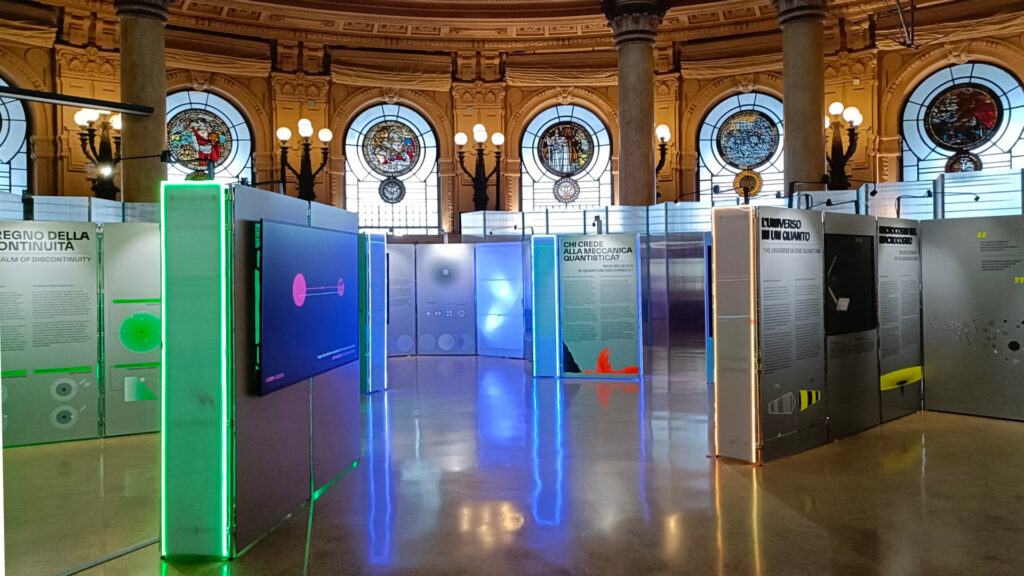 allestimento della mostra Il cosmo in un salto a Palazzo della borsa, Genova.