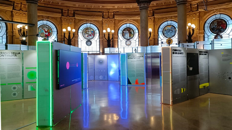 allestimento della mostra Il cosmo in un salto a Palazzo della borsa, Genova.