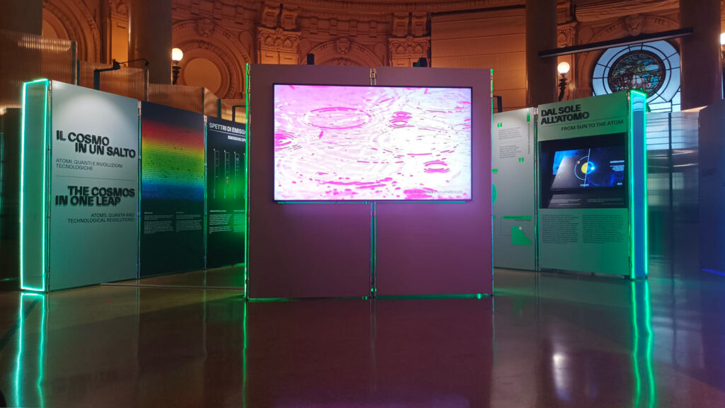Allestimento a Napoli della mostra "Il cosmo in un salto"