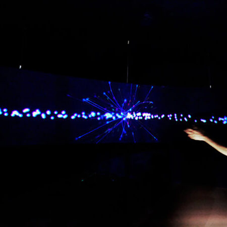 Installazione collisioni. Muovendo le mani acceleri le particelle che si scontrano generando collisioni.