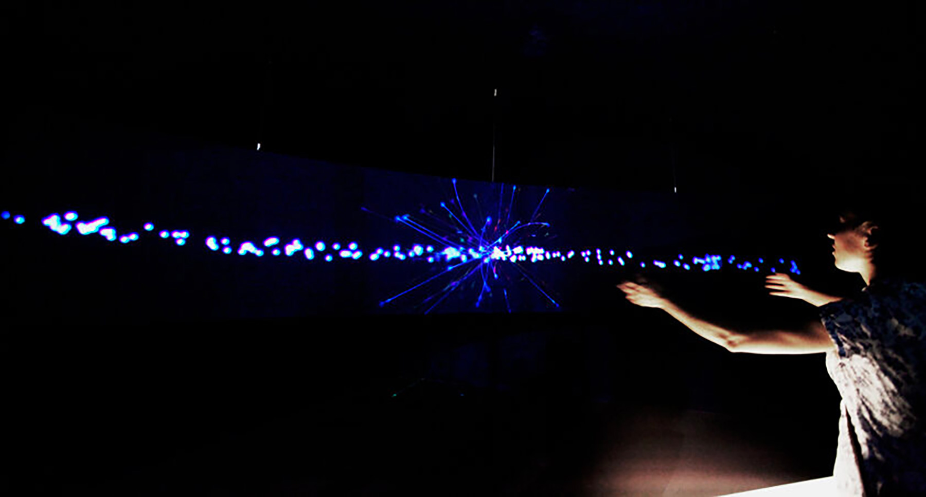 Installazione collisioni. Muovendo le mani acceleri le particelle che si scontrano generando collisioni.